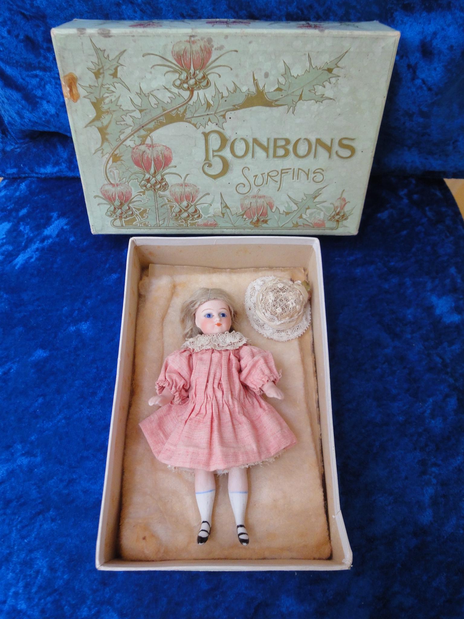 Poupée Ancienne Mignonnette Porcelaine - 12cm, Années 1930, Avec Coffret Et 4 Robes