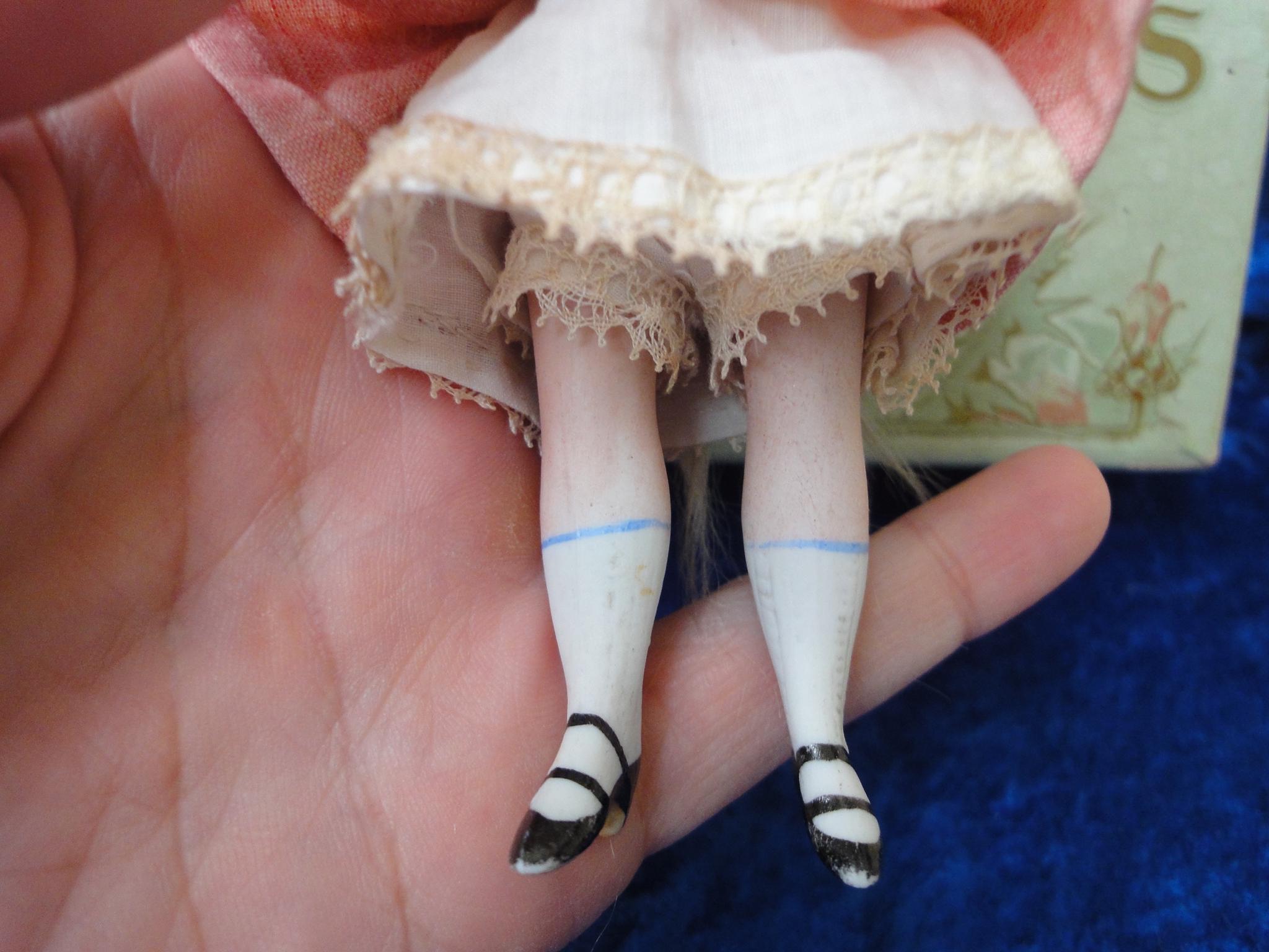 Poupée mignonnette Française tout en biscuit 9 Cm circa 1890 XIX ème