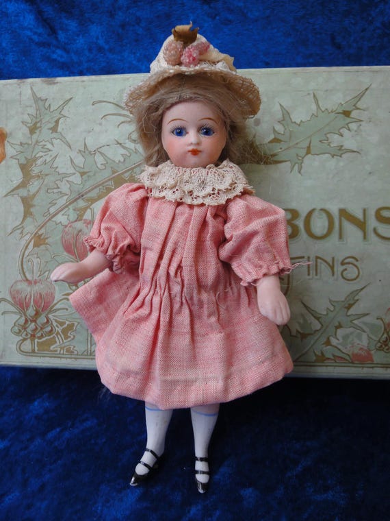 Poupée Ancienne En Porcelaine Bisque - Allemagne Années 1900 - Bouche Fermée