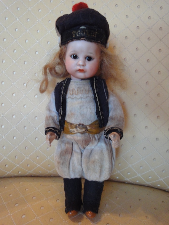 Ancienne poupée en porcelaine avec une bouche fermée 1890 58cm