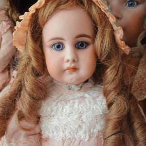 Eine antike Puppe Charakterpuppe geschlossener Mund Simon & Halbig um 1885 antike Ohrringe antike Kleidung