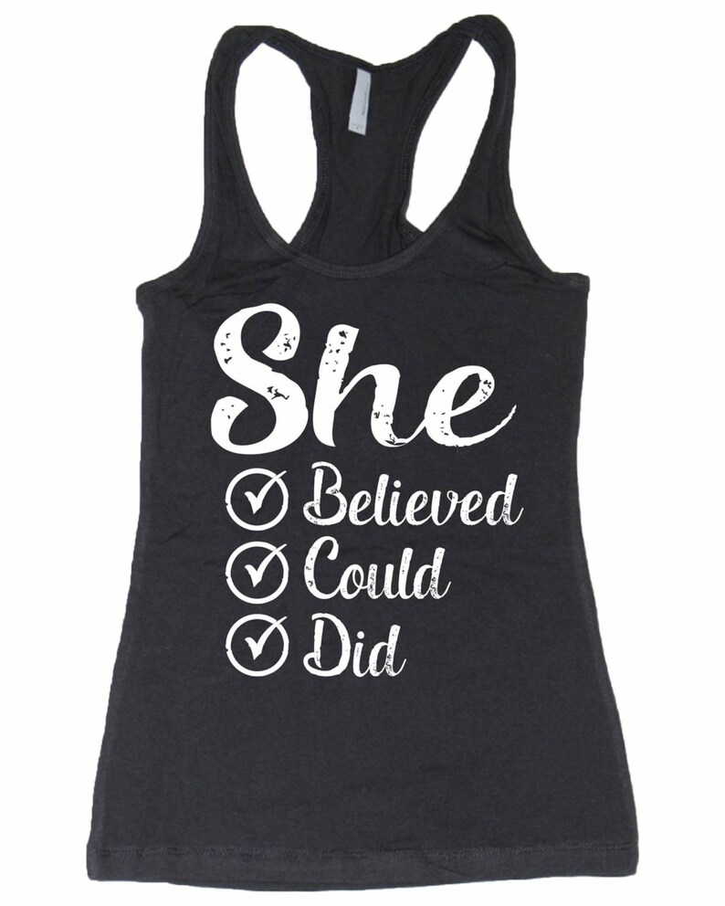 Puede incluir: Camiseta de tirantes negra con un gr&aacute;fico blanco que dice "She Believed Could Did" con marcas de verificaci&oacute;n junto a cada palabra.