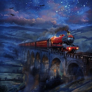 Puede incluir: Un tren de vapor rojo viaja a través de un puente de piedra bajo un cielo nocturno estrellado. El tren está emitiendo humo y vapor. El puente está sobre un río y rodeado de colinas verdes.