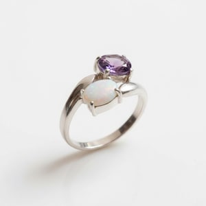 Anello unico con opale, anello con opale naturale, anello con ametista, anelli vintage, pietra portafortuna di ottobre, pietra portafortuna di febbraio, anello in argento, ametista, opale