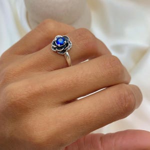 Saphir Ring, blauer Saphir Ring, erstellt Saphir, Blume Ring, Vintage Blume Ring, Vintage Ringe, blaue Blume Ring, massiv Silber Ring Bild 2
