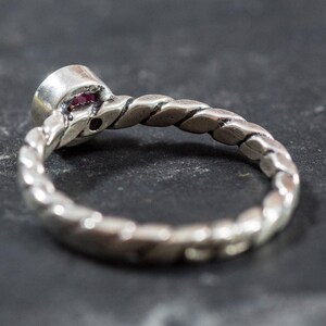 Anillo de rubí natural, rubí natural, anillo apilable de rubí, anillo de promesa de rubí, piedra natal de julio, anillo rojo, anillo de promesa de plata, anillos vintage, rubí imagen 10