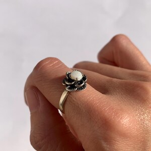 Bloemenring opaal, natuurlijke opaal, bloemenring, geboortesteen oktober, witte roosring, Australische opaal, echte opaalring, massief zilveren ring afbeelding 9