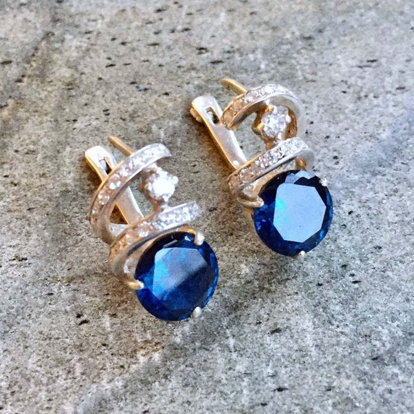 Boucles d'oreilles en saphir, Saphir créé, Boucles d'oreilles tourbillon, Boucles d'oreilles bleu roi, Gros clous, Design tourbillon, Boucles d'oreilles en argent massif, Saphir