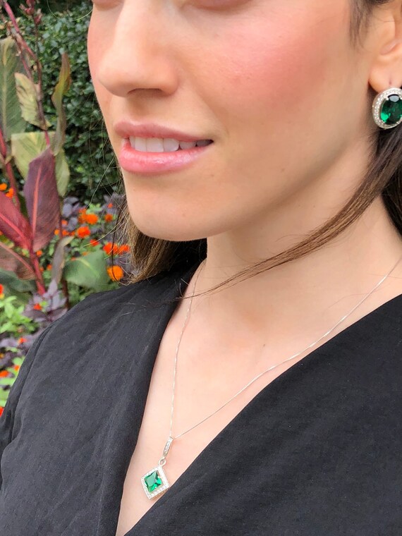Pure emerald necklace deals