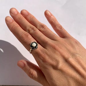 Bloemenring opaal, natuurlijke opaal, bloemenring, geboortesteen oktober, witte roosring, Australische opaal, echte opaalring, massief zilveren ring afbeelding 7