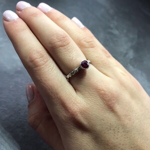 Anillo de rubí natural, rubí natural, anillo apilable de rubí, anillo de promesa de rubí, piedra natal de julio, anillo rojo, anillo de promesa de plata, anillos vintage, rubí imagen 9