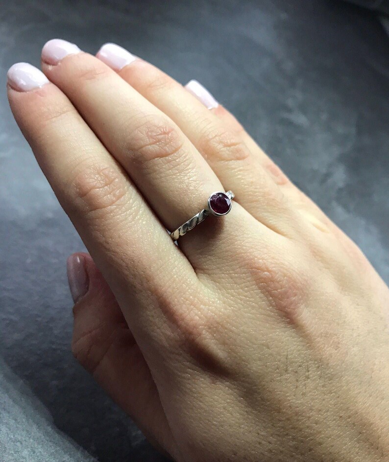Anillo de rubí natural, rubí natural, anillo apilable de rubí, anillo de promesa de rubí, piedra natal de julio, anillo rojo, anillo de promesa de plata, anillos vintage, rubí imagen 9