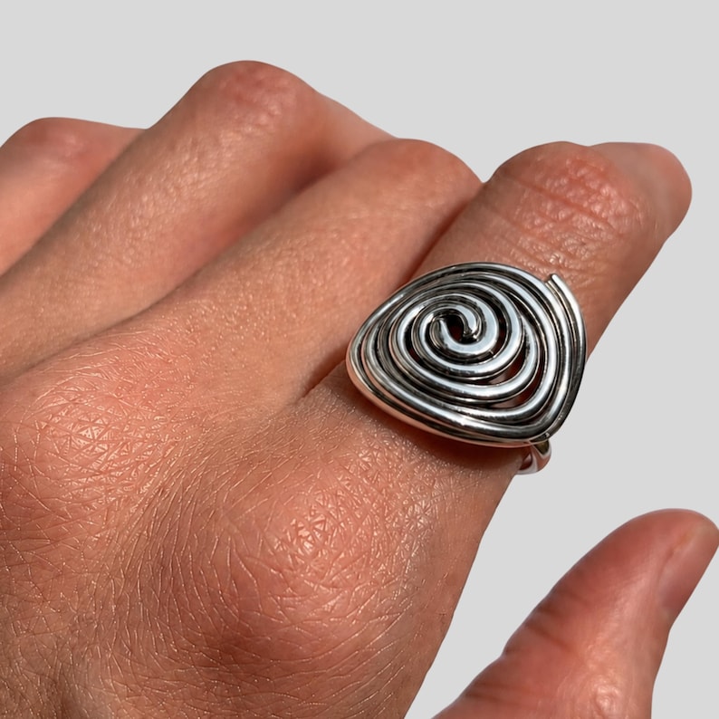 Anillo de plata con diseño de espiral, anillo de hilo, anillo de plata maciza, anillo infinito, anillo espiral, anillo de plata único, anillo de plata esterlina, anillo redondo grande imagen 2