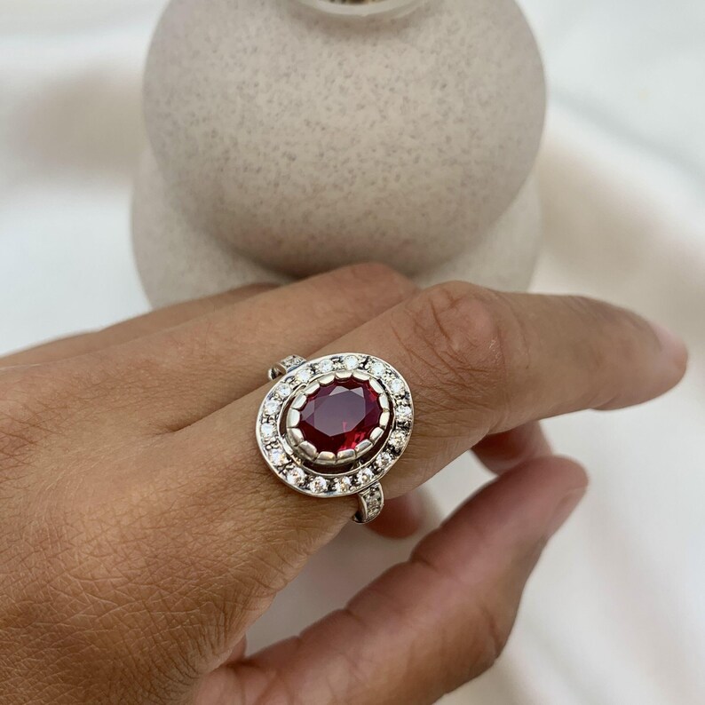 Anillo de rubí vintage, anillo de rubí creado, anillo de halo ovalado, anillo de rubí de plata esterlina, anillo de rubí rojo, regalo para mamá, anillo de plata, piedra Adina imagen 2