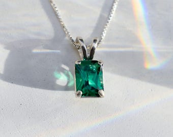 Pendentif carré émeraude, émeraude créée, pendentif émeraude en argent, pierre de naissance de mai, collier solitaire émeraude, cadeau pour elle, pierre d'Adina