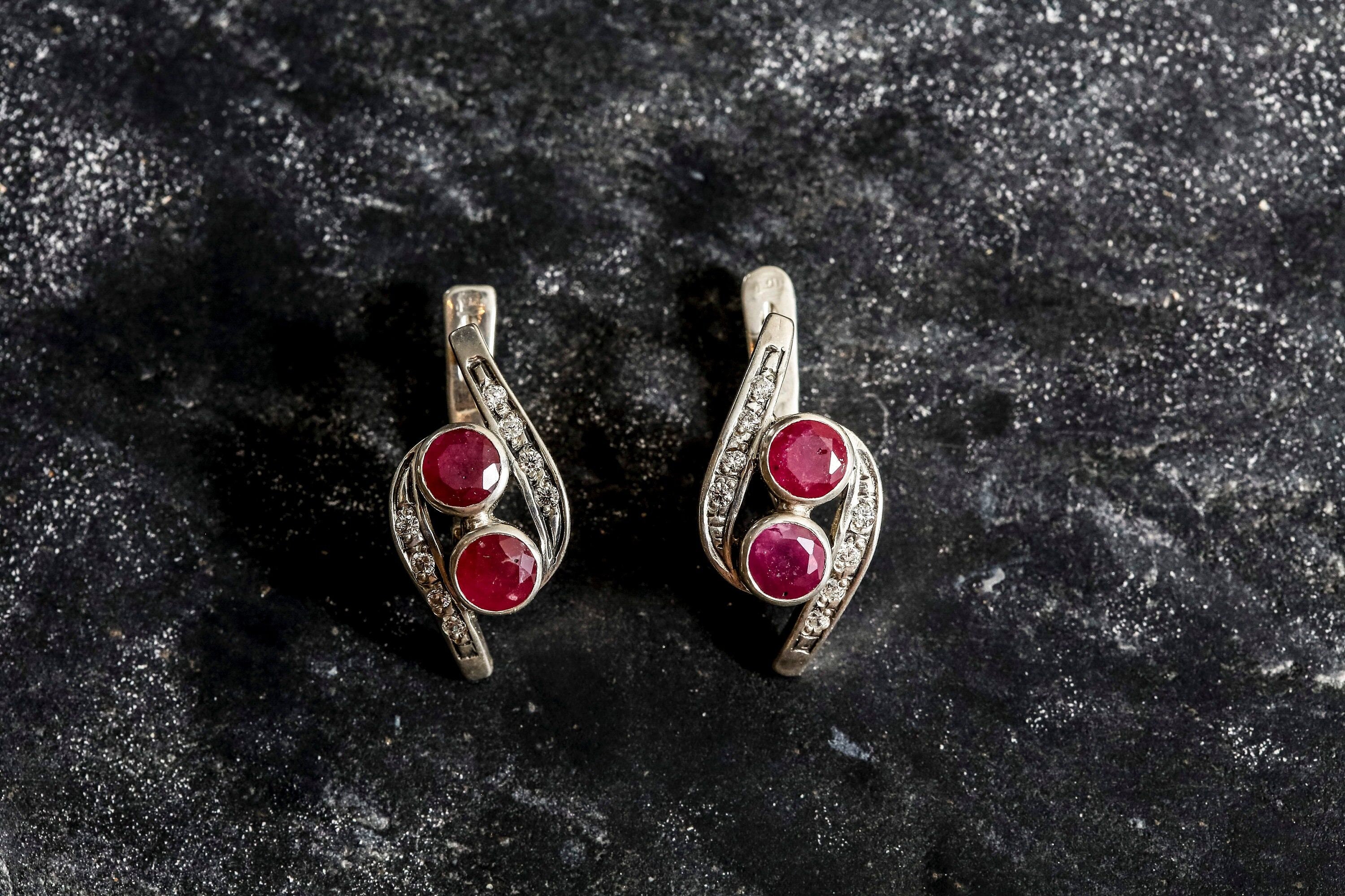 ANELLO CON RUBINO BIRMANO E DIAMANTI - Asta Gioielli - Associazione