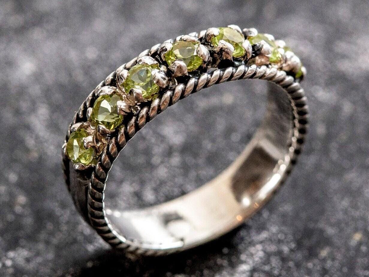 Bague Ancienne En Argent Massif 925 - Style Jonc Alliance Avec Péridot - Occasion