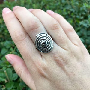 Anillo de plata con diseño de espiral, anillo de hilo, anillo de plata maciza, anillo infinito, anillo espiral, anillo de plata único, anillo de plata esterlina, anillo redondo grande imagen 6