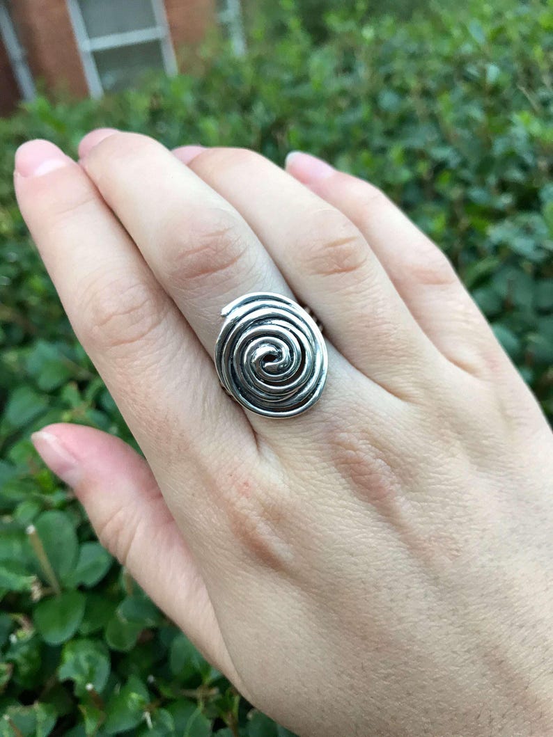 Anillo de plata con diseño de espiral, anillo de hilo, anillo de plata maciza, anillo infinito, anillo espiral, anillo de plata único, anillo de plata esterlina, anillo redondo grande imagen 6