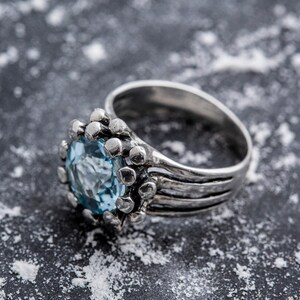 Statementring, blå topasring, naturlig blå topas, topadring, decembers födelsesten, unik ring, blå ring, massiv silverring, blå topas bild 3