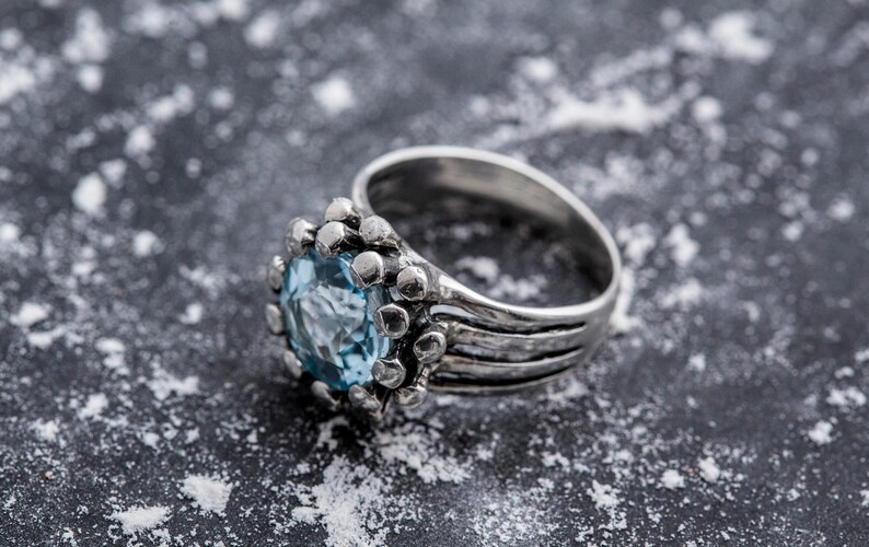 Statementring, blå topasring, naturlig blå topas, topadring, decembers födelsesten, unik ring, blå ring, massiv silverring, blå topas bild 3