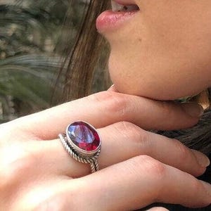 Grande bague rubis, rubis artificiel, bague corde, bague de créateur rouge, bague rubis tendance, bague yeux rouges, bague rubis vintage, bague en argent sterling image 2