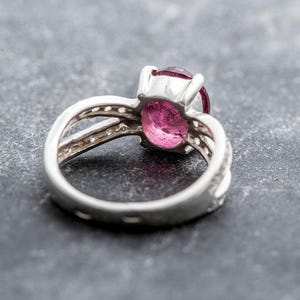 Anello con tormalina rosa, anello con tormalina, tormalina naturale, pietra portafortuna di ottobre, anelli di promessa, tormalina rosa, anello in argento massiccio, tormalina immagine 10
