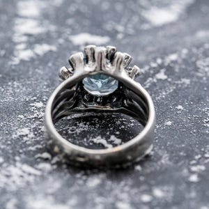 Statementring, blå topasring, naturlig blå topas, topadring, decembers födelsesten, unik ring, blå ring, massiv silverring, blå topas bild 10