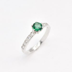 Anel de noivado com esmeralda, esmeralda criada, anel de diamante verde, anel vintage elegante, anel de compromisso clássico, anel com pedra de nascimento de maio, pedra Adina