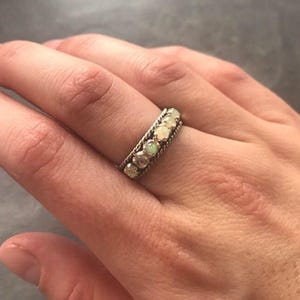 Anillo de ópalo, ópalo natural, anillo de eternidad de ópalo, anillo de ópalo, anillo de media eternidad, piedra de nacimiento de octubre, anillo vintage, anillo de plata maciza, ópalo imagen 2