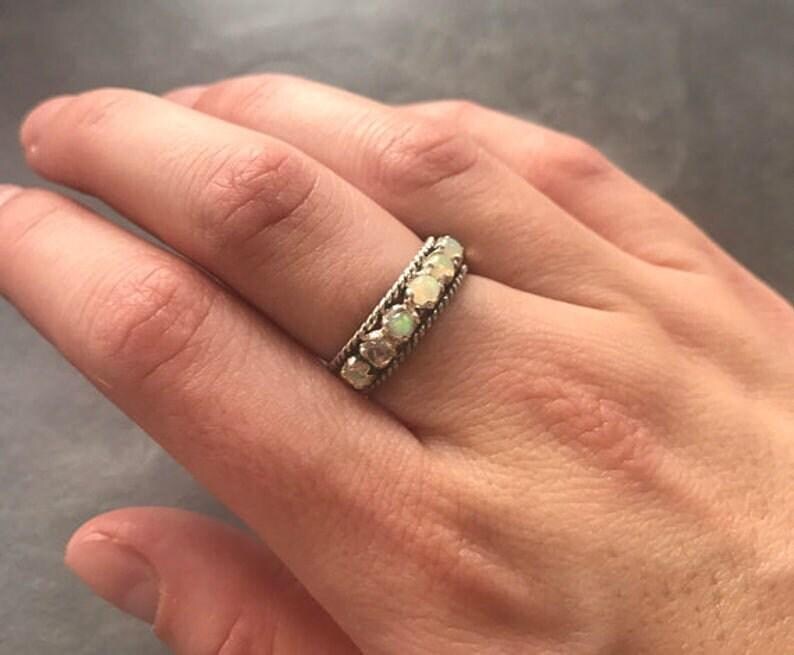 Anillo de ópalo, ópalo natural, anillo de eternidad de ópalo, anillo de ópalo, anillo de media eternidad, piedra de nacimiento de octubre, anillo vintage, anillo de plata maciza, ópalo imagen 2