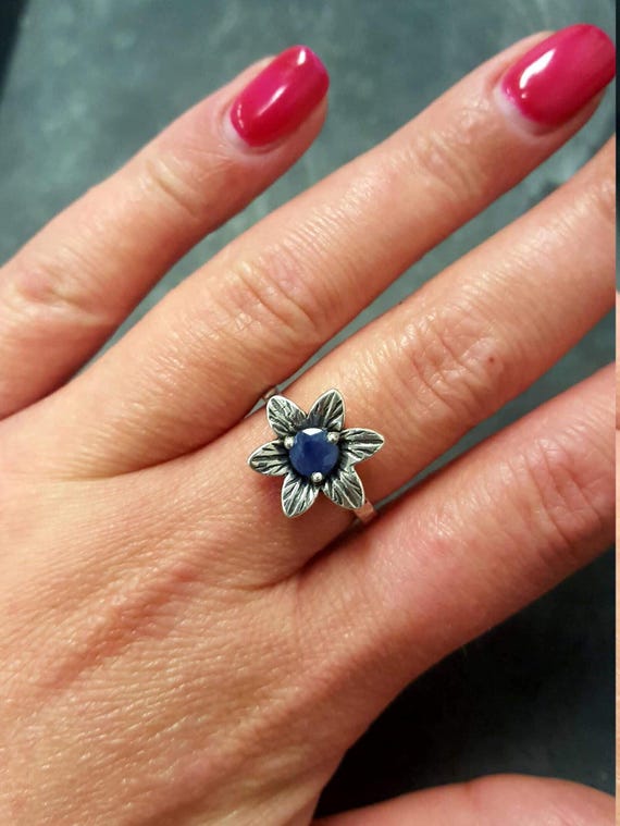 サファイアリング、天然サファイア、シルバーフラワーリング、9月の