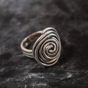 Anillo de plata con diseño de espiral, anillo de hilo, anillo de plata maciza, anillo infinito, anillo espiral, anillo de plata único, anillo de plata esterlina, anillo redondo grande imagen 7