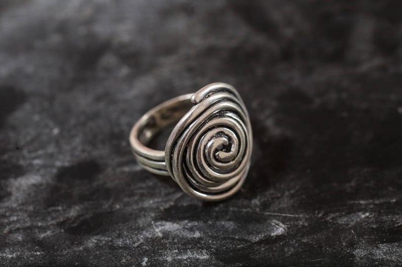 Anillo de plata con diseño de espiral, anillo de hilo, anillo de plata maciza, anillo infinito, anillo espiral, anillo de plata único, anillo de plata esterlina, anillo redondo grande imagen 7
