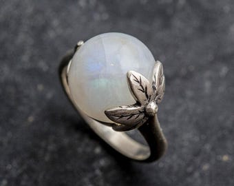 Moonstone Ring, Natural Rainbow Moonstone, Silver Leaf Ring, Round White Ring, June Birthstone Ring, White Cocktail Ring, Solid Silver Ring