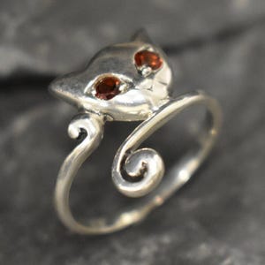 Garnet Ring, Natural Garnet, January Birthstone, Silver Cat Ring, Vintage Cat Ring, Red Eyes Ring, Cats Eye Ring, 925 Silver Ring, Red Ring image 3