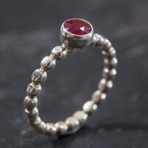 Lünette Rubin Ring, natürlicher Rubin, Roter Rubin Ring, Juli Birthstone, Roter Ring, Vintage Rubin Ring, Rubin Versprechen Ring, Juli Ring, Massiver Silber Ring Bild 9