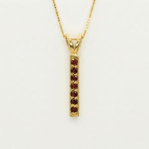 Złoty wisiorek z granatem, naturalny granat, minimalistyczny wisiorek w kształcie sztabki, kamień urodzinowy stycznia, wisiorek z pionową linią, naszyjnik warstwowy, 18-karatowe złoto vermeil