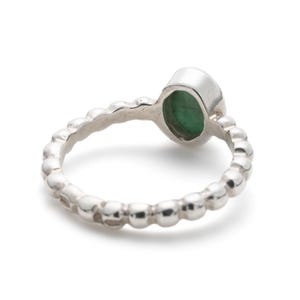 Groene smaragd ring, natuurlijke smaragd ring, geboortesteen mei, vintage ring, groene solitaire ring, bubble band, ovale ring, sterlingzilveren ring afbeelding 9