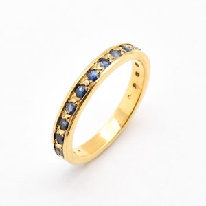 Anello in oro con zaffiro, fede nuziale con zaffiro, fede nuziale con zaffiro naturale, anello eternity in oro, pietra portafortuna di settembre, anello eternity completo, fede nuziale vintage in oro