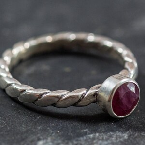Anillo de rubí natural, rubí natural, anillo apilable de rubí, anillo de promesa de rubí, piedra natal de julio, anillo rojo, anillo de promesa de plata, anillos vintage, rubí imagen 3