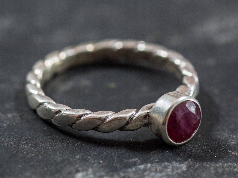 Anillo de rubí natural, rubí natural, anillo apilable de rubí, anillo de promesa de rubí, piedra natal de julio, anillo rojo, anillo de promesa de plata, anillos vintage, rubí imagen 3