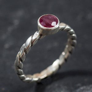 Anillo de rubí natural, rubí natural, anillo apilable de rubí, anillo de promesa de rubí, piedra natal de julio, anillo rojo, anillo de promesa de plata, anillos vintage, rubí imagen 7