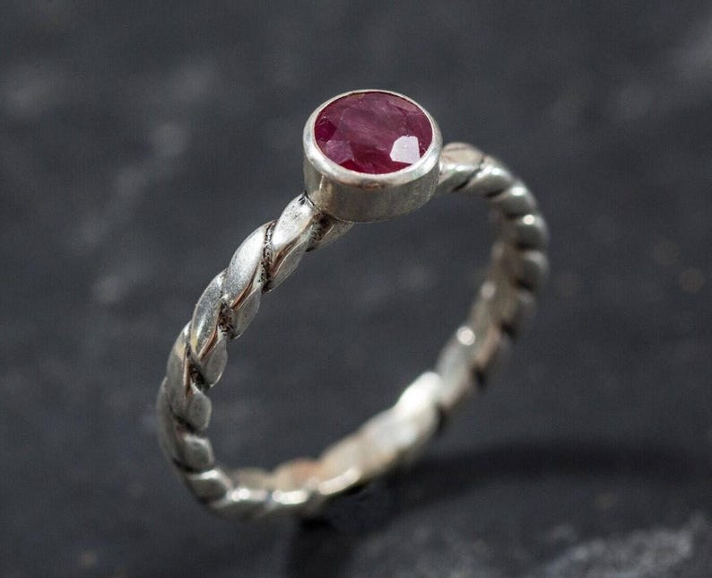 Anillo de rubí natural, rubí natural, anillo apilable de rubí, anillo de promesa de rubí, piedra natal de julio, anillo rojo, anillo de promesa de plata, anillos vintage, rubí imagen 7