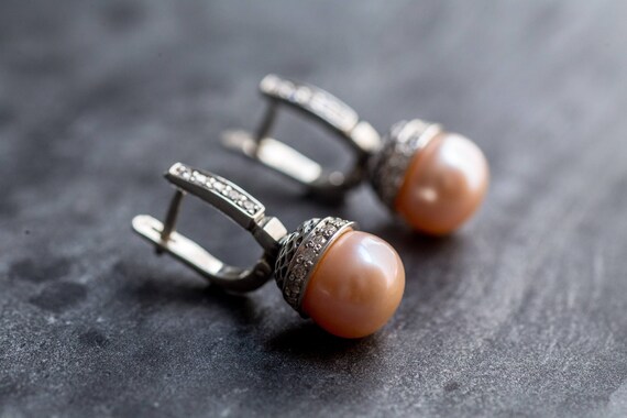 Beige 2024 pearl earrings
