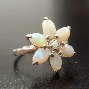 Opal Blume Ring, australischer Opal, Gänseblümchen Ring, Vintage Opal Ring, Oktober Ring, weiße Blume Ring, Oktober Geburtsstein, Sterling Silber Ring