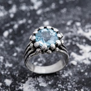 Statementring, blå topasring, naturlig blå topas, topadring, decembers födelsesten, unik ring, blå ring, massiv silverring, blå topas bild 1