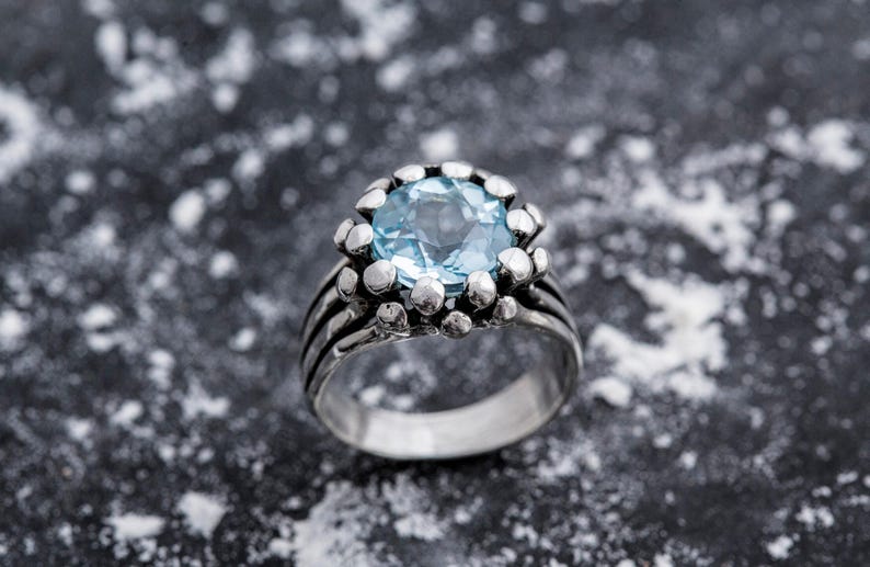 Statementring, blå topasring, naturlig blå topas, topadring, decembers födelsesten, unik ring, blå ring, massiv silverring, blå topas bild 1