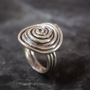 Anillo de plata con diseño de espiral, anillo de hilo, anillo de plata maciza, anillo infinito, anillo espiral, anillo de plata único, anillo de plata esterlina, anillo redondo grande imagen 8