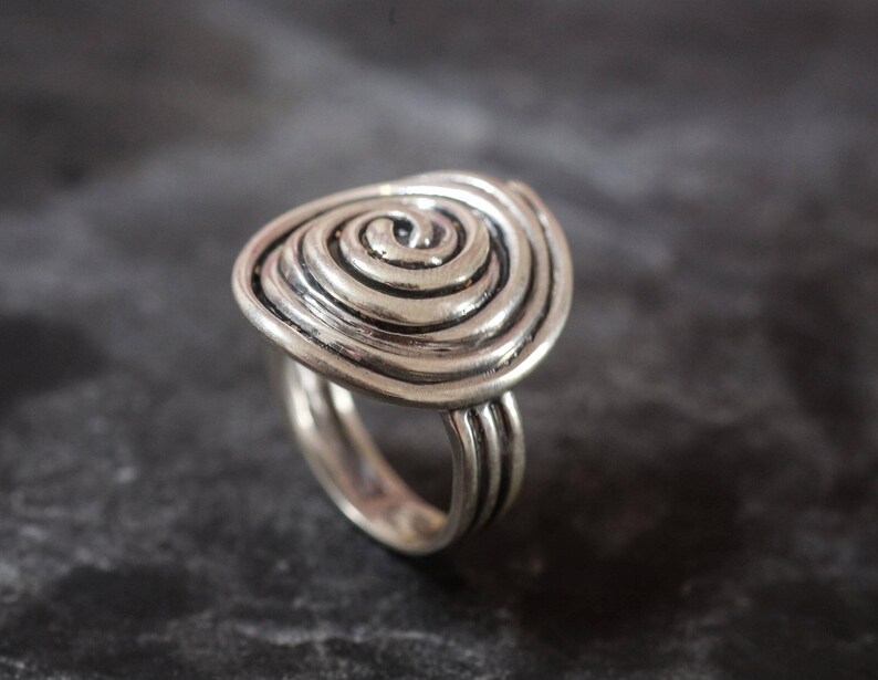 Anillo de plata con diseño de espiral, anillo de hilo, anillo de plata maciza, anillo infinito, anillo espiral, anillo de plata único, anillo de plata esterlina, anillo redondo grande imagen 8